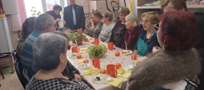 Поздравление именинников Чебаркульской МО ВОС с выдачей продуктовых наборов присутствующим