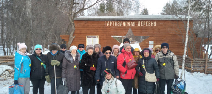 Экскурсия со слепоглухими инвалидами ДЦ "Доброта" при Чебаркульской МО ВОС по интерактивно-выставочному комплексу "Партизанская деревня"